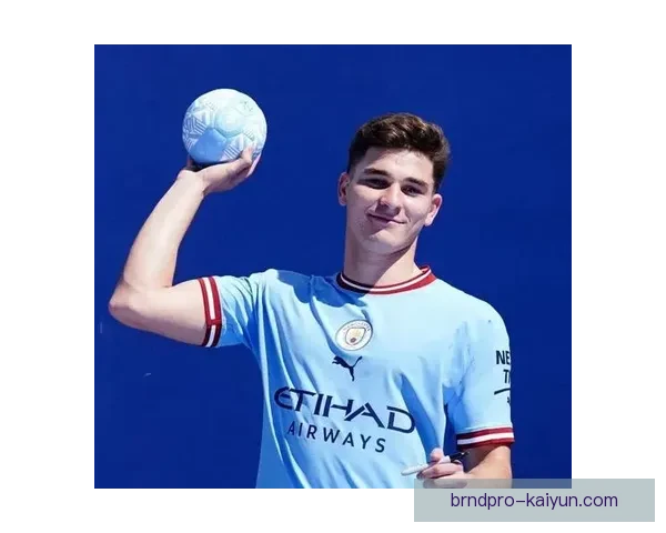 帕雷德斯转会历程持续引发关注，未来动向将影响球队构建策略